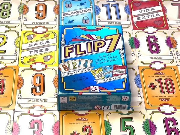 Partida de Flip 7 con las cartas numeradas y especiales desplegadas sobre la mesa