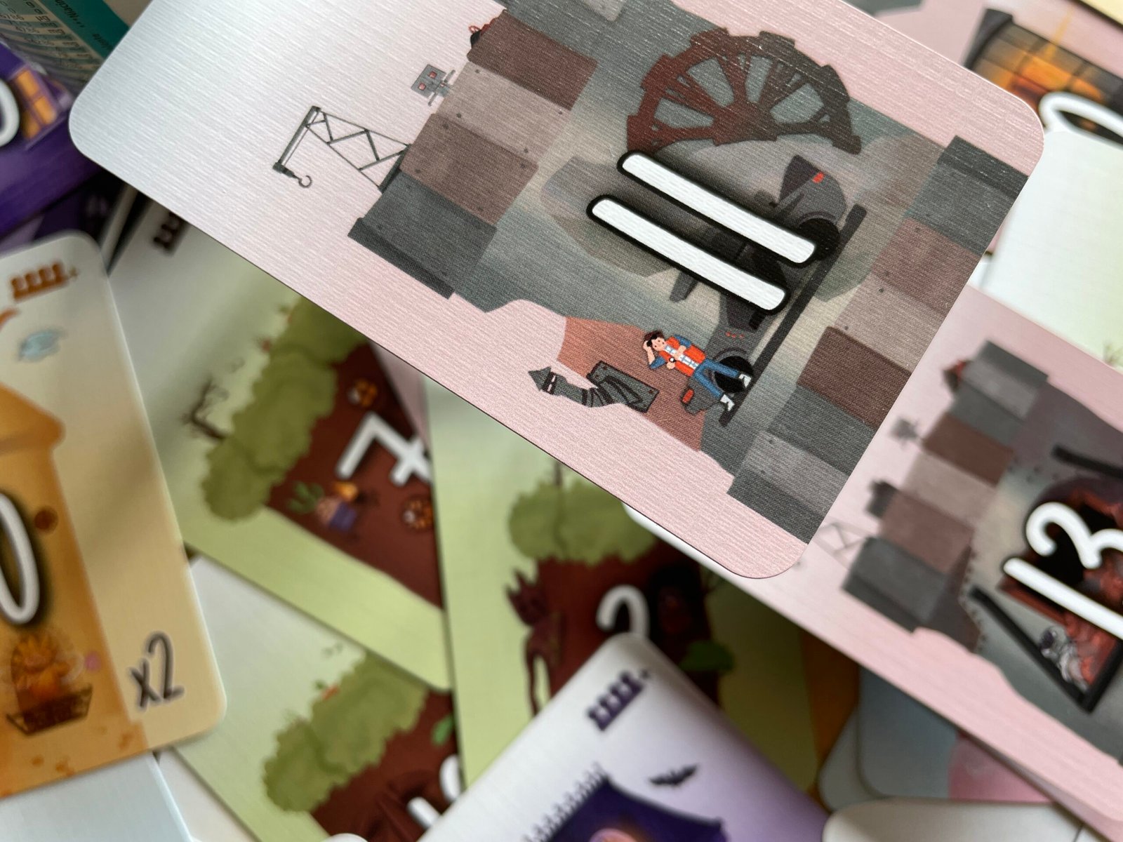 Caja y cartas del juego 5 Torres de Maldito Games