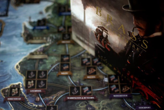 Brass: Lancashire Deluxe desplegado con el mapa, las industrias y los Iron Clays