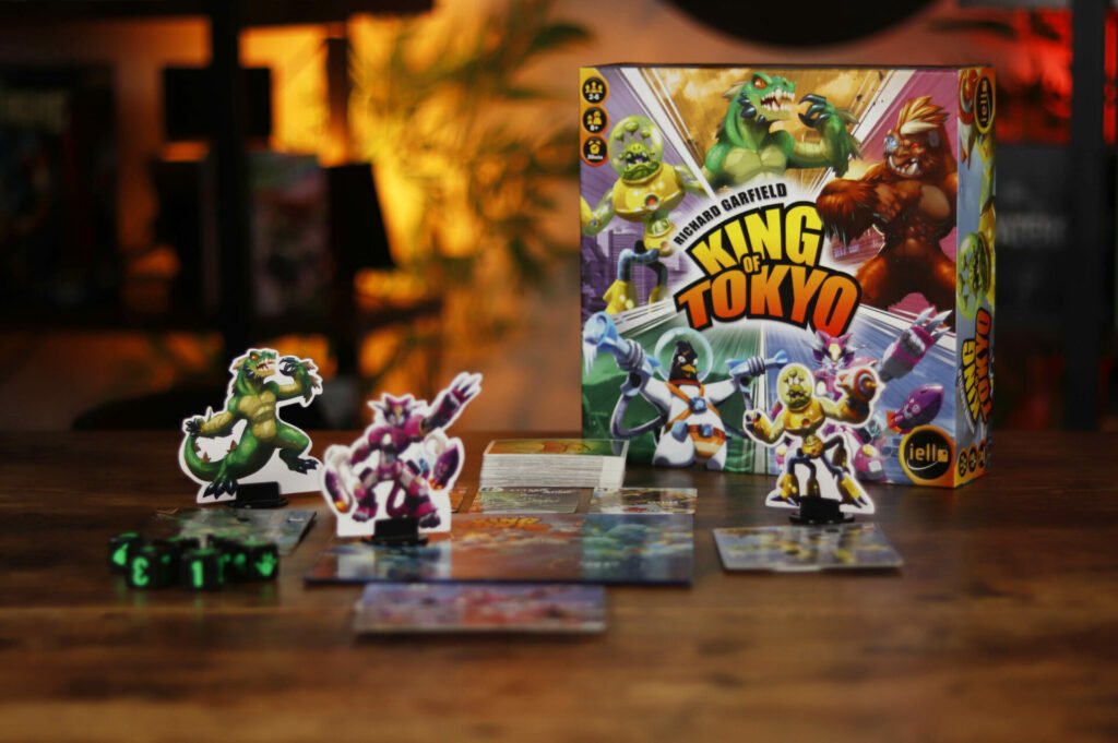 Partida de King of Tokyo con tablero, monstruos y dados