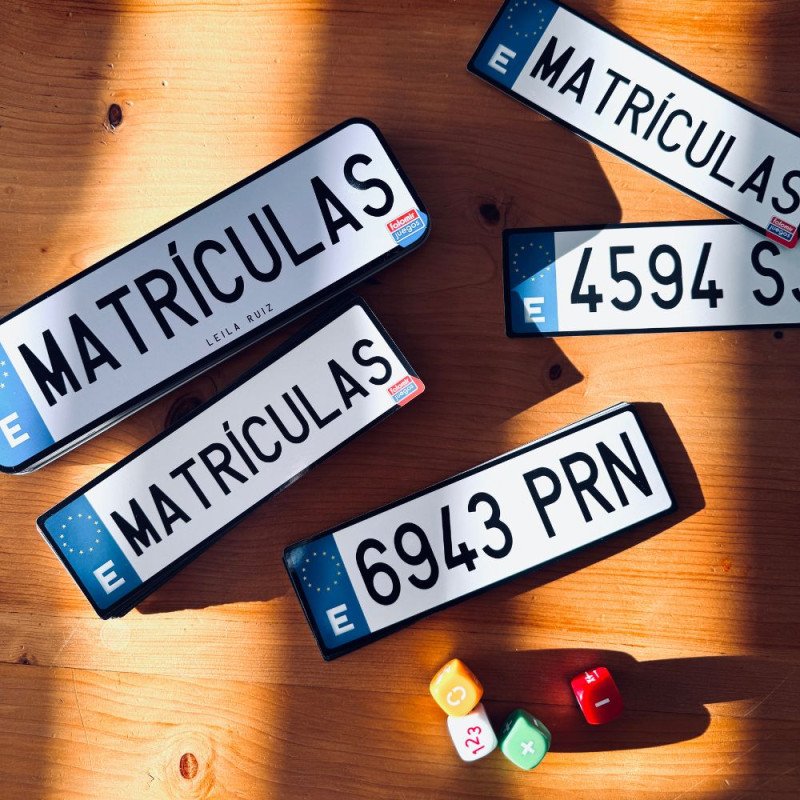 Cartas de matrícula y dados de letras, números y operaciones de Matrículas