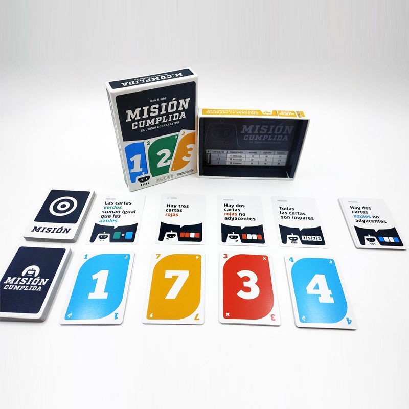 Misión Cumplida con caja y cartas de juego