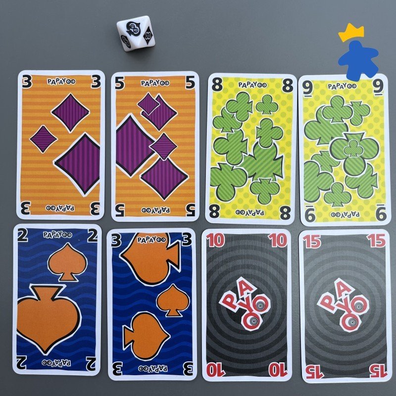 Detalle de cartas y dado especial de Papayoo