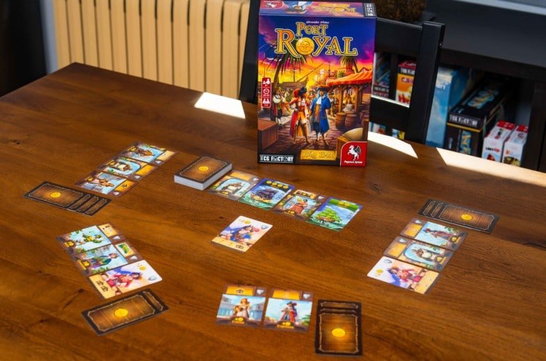 Cartas de Port Royal Big Box preparadas para una partida