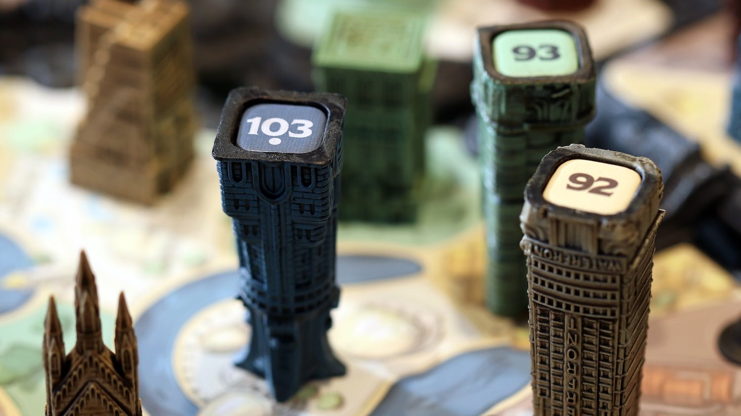 Detalle de una partida de Skyrise con edificios sobre las islas
