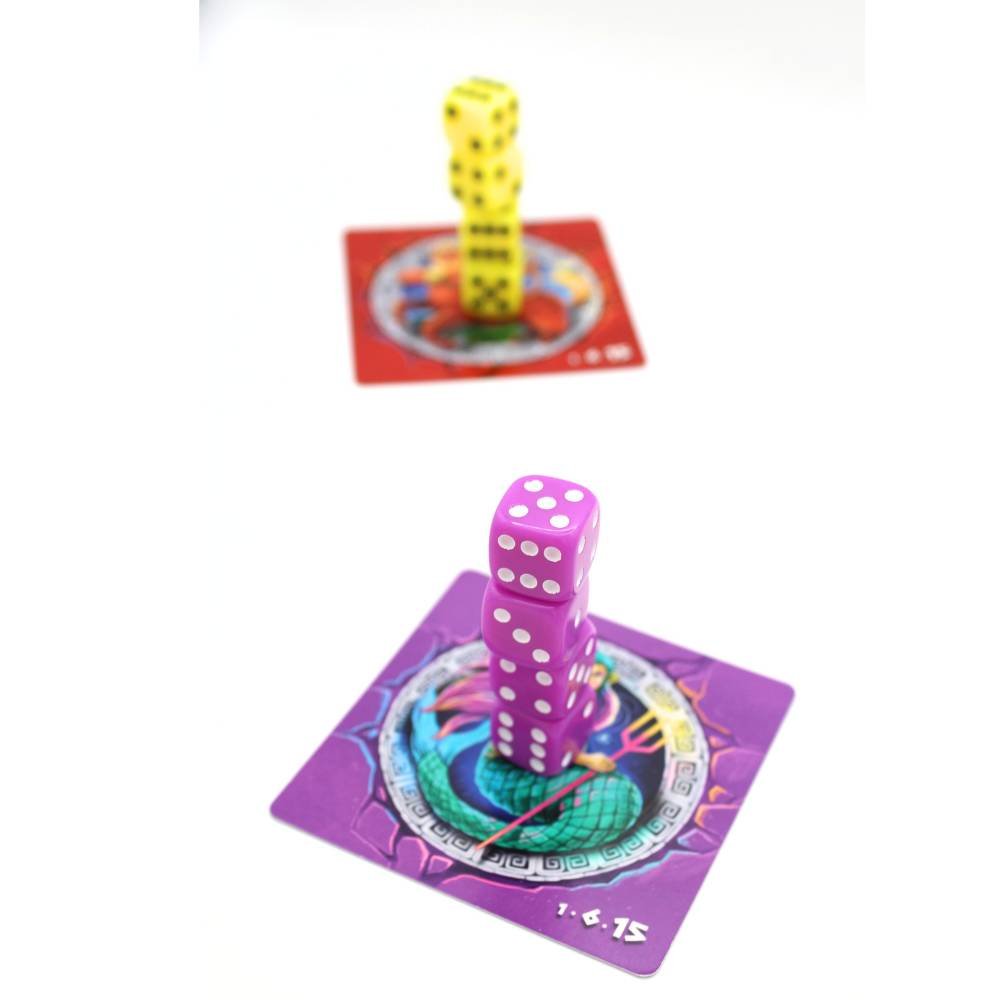 Dados, cartas de criatura y componentes de Theos