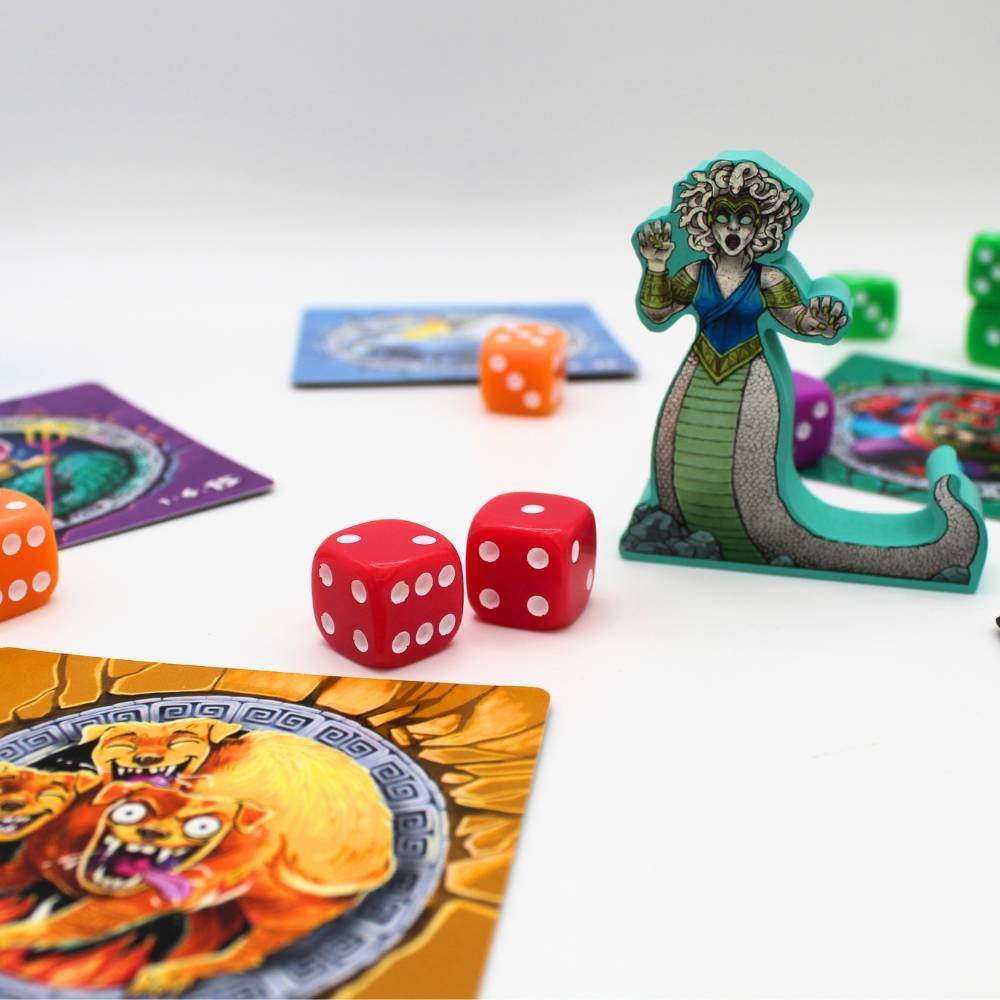 Partida de Theos con torre de dados y criaturas