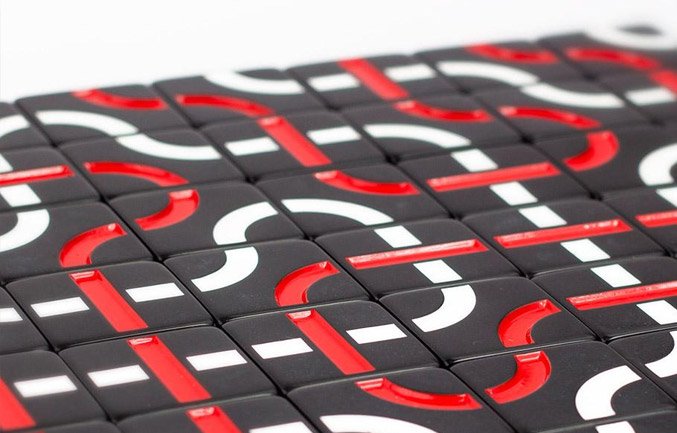 Primer plano de las losetas rojas y blancas de Trax