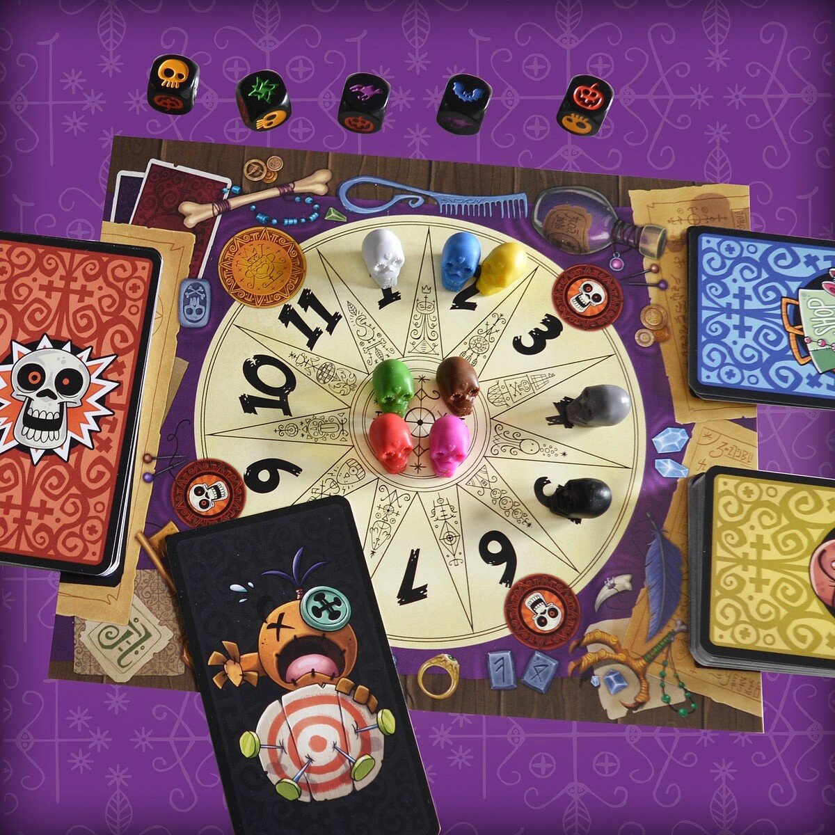 Cartas, dados, calaveras y muñeco de la nueva edición de Vudú