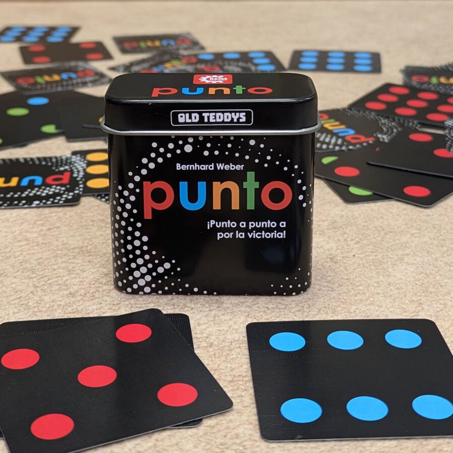Lata española de Punto y cartas numeradas rojas, azules, verdes y amarillas desplegadas